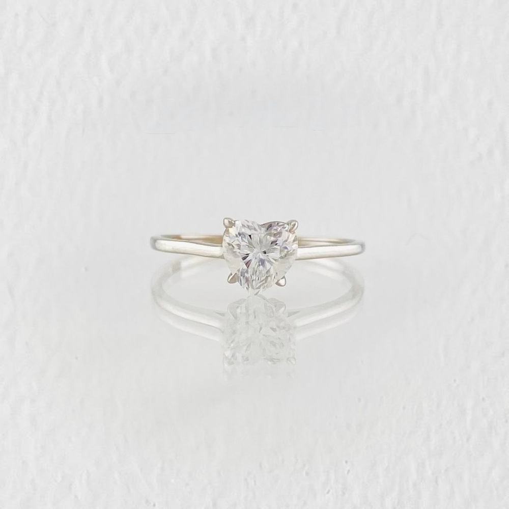 Anillo Solitario Corazón Moisanita 50 pts 1.4g / T6 3/4 Oro Blanco 18K
