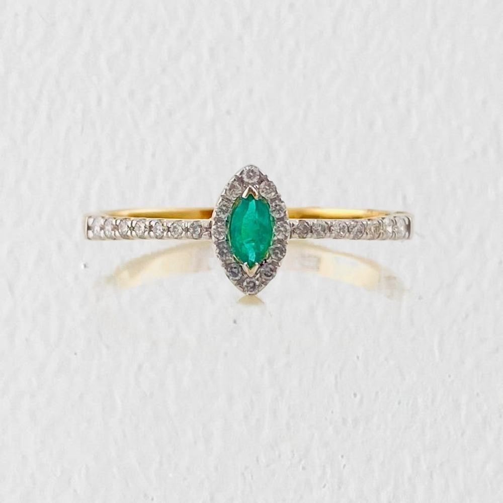 Anillo Halo Solitario Esmeralda 0.11pts Diamantes 0.13pts 2g / T7 1/2 Dos Oros Amarillo Blanco 18K