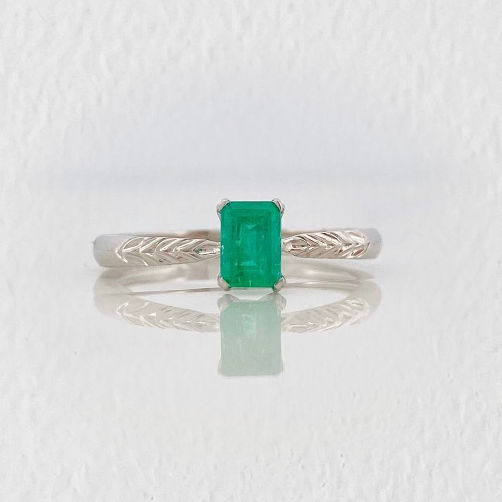 Anillo Solitario Cuadrado Esmeralda 0.42pts 1.95g / T6 3/4 Oro Blanco 18K