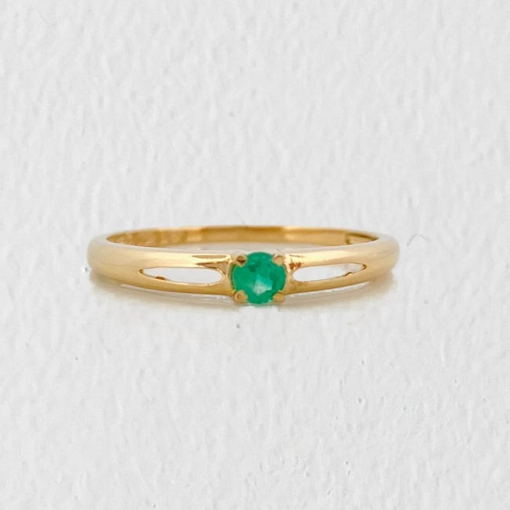Anillo Solitario Esmeralda en oro 18K del catálogo Santuario